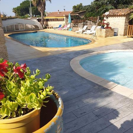 Gites Le Pressoir Vias Bagian luar foto