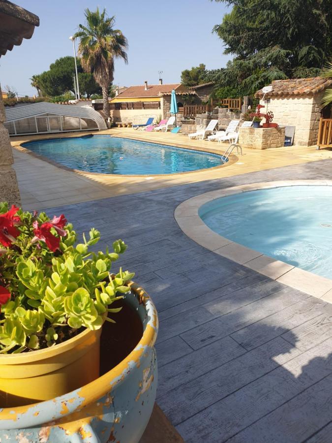 Gites Le Pressoir Vias Bagian luar foto