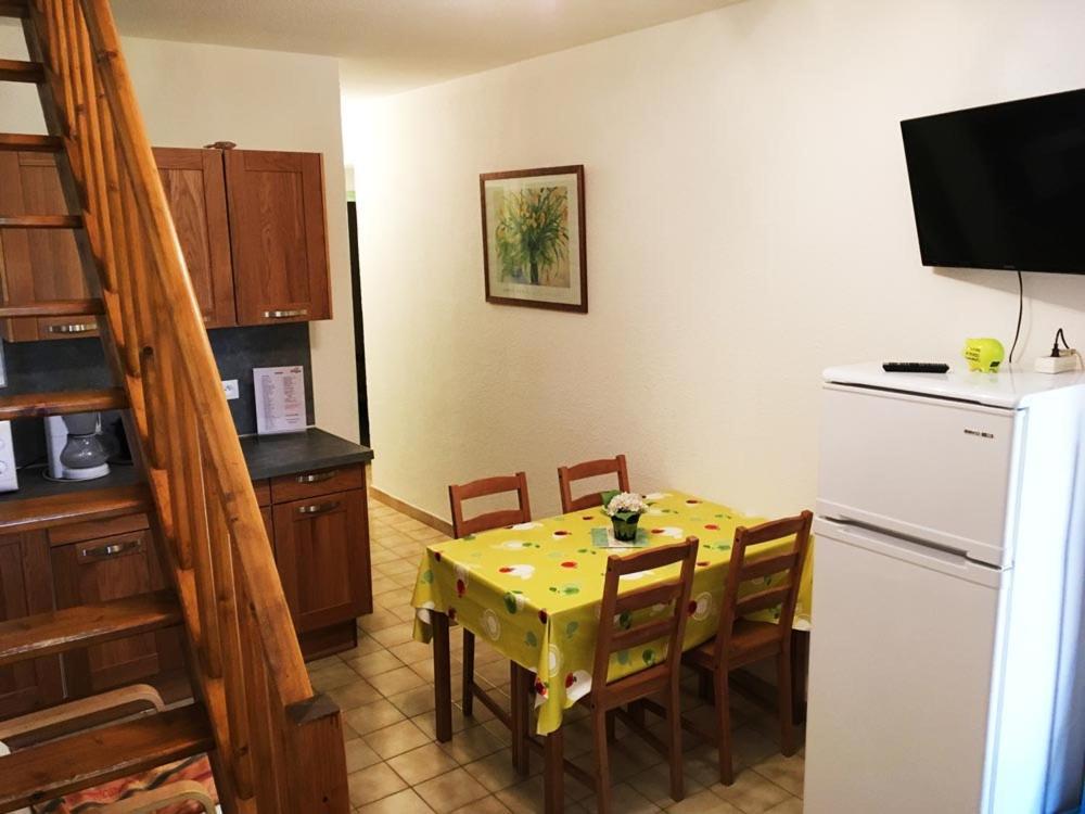 Gites Le Pressoir Vias Bagian luar foto