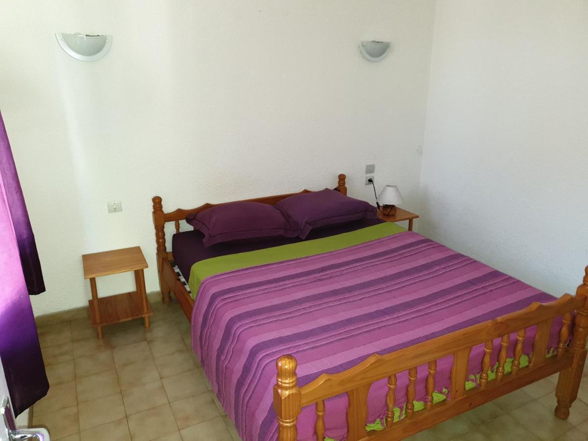 Gites Le Pressoir Vias Bagian luar foto