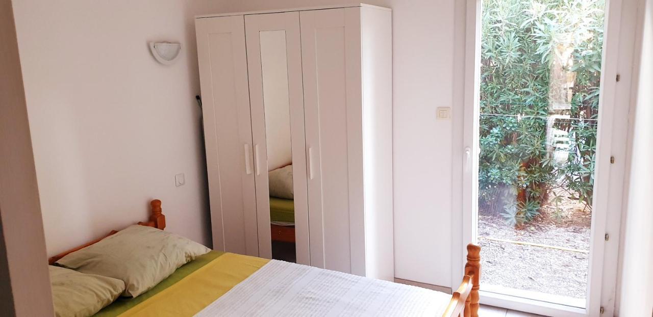 Gites Le Pressoir Vias Bagian luar foto